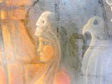 un tableau représentant une femme avec un oiseau sur l'épaule