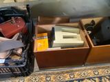 deux cartons remplis d'objets, posés par terre