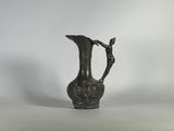 une image représentant un vase en bronze orné d'un oiseau