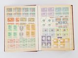 un livre ouvert avec des timbres sur une table