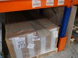 de nombreux cartons sur les étagères de l'entrepôt