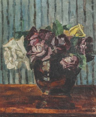peinture représentant des fleurs dans un vase posé sur une table devant un mur bleu