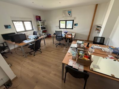 une photo d'un bureau à domicile où les bureaux sont encombrés