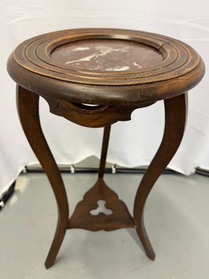 une table en bois avec un plateau en marbre