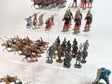 de nombreuses figurines exposées sur une table