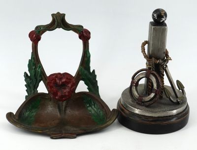 deux objets métalliques placés l'un à côté de l'autre