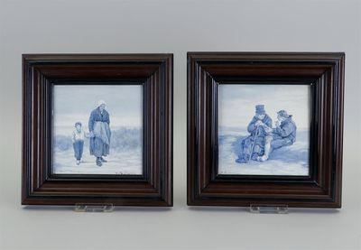une paire de tableaux encadrés, bleus et blancs, représentant un homme et une femme