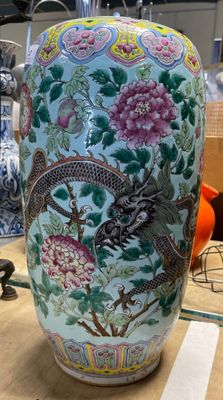 un vase orné d'un dragon posé sur une table