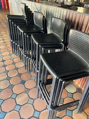 beaucoup de chaises alignées au bar