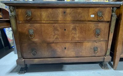 une commode surmontée d'un plateau en marbre