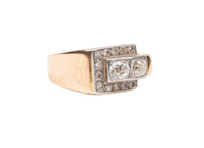 gros plan d'une bague en or et diamants sur fond blanc