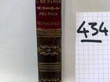 un livre posé à côté d'une feuille de papier