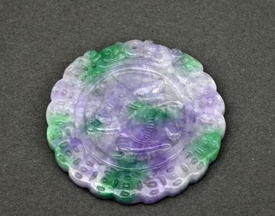 un gros plan d'un objet vert et violet posé sur une table