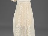 une robe blanche sur un présentoir à mannequin