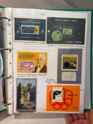 une personne tenant un classeur sur lequel sont apposés des timbres