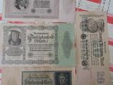 Plusieurs anciens billets de banque allemands sont posés sur une table