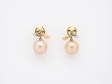 une paire de boucles d'oreilles en perles et diamants