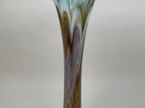 un vase en verre posé sur une table