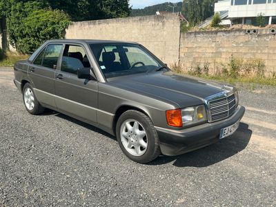 une voiture garée sur le côté de la route