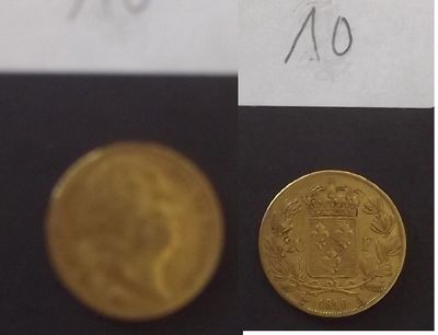 une pièce d'or à gauche et une pièce d'or à droite