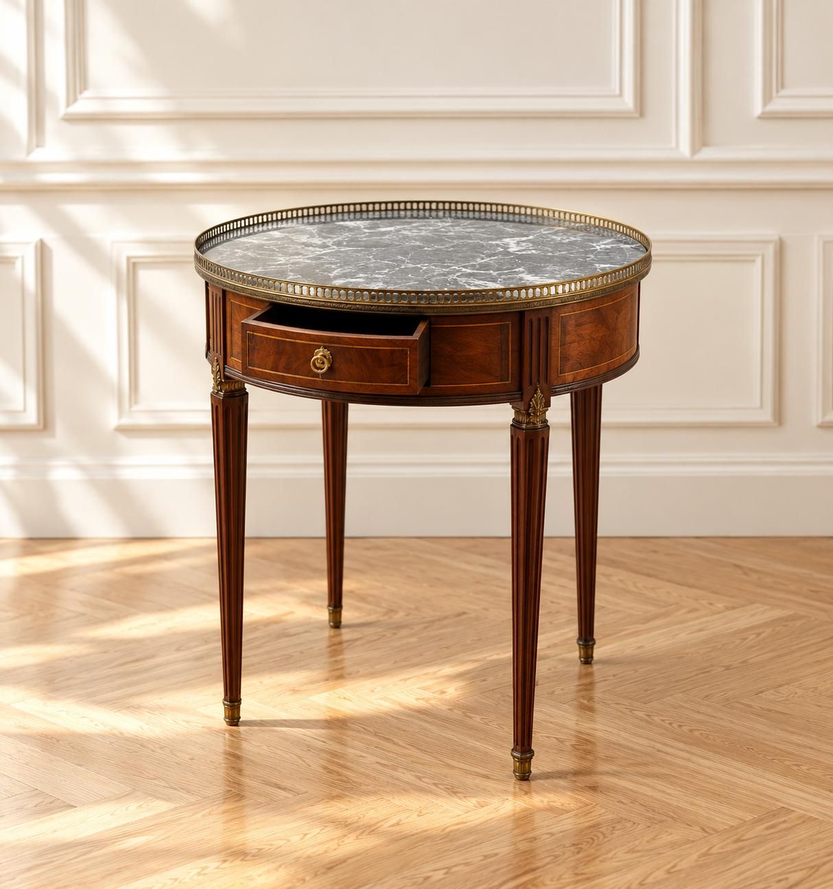 Table bouillotte en acajou et placage d'acajou, dessus de ma…