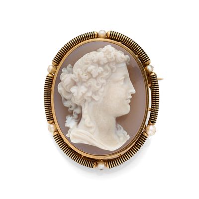 Une broche représente le profil d'une femme.