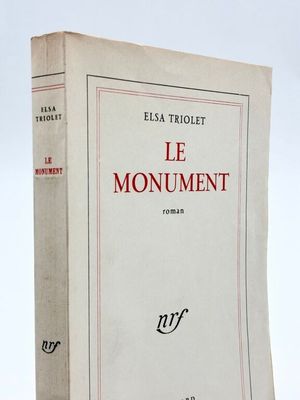 un livre posé sur une table
