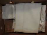 une boîte contenant un tas de serviettes pliées
