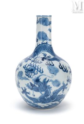 un vase bleu et blanc orné d'un dragon