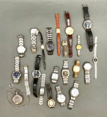 un grand nombre de montres posées sur une table