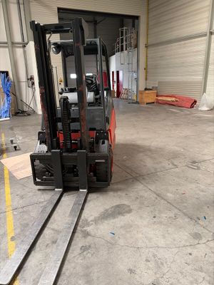 un chariot élévateur garé dans la zone d'entrepôt