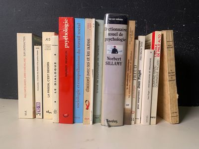 un grand nombre de livres posés sur une table