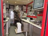 une cuisine offrant beaucoup d'espace de plan de travail