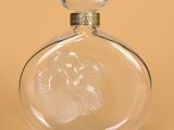 une bouteille en verre transparent contenant une fleur