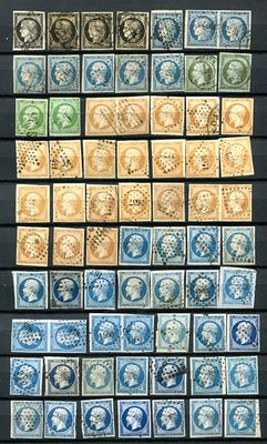 une vaste collection de timbres anciens exposée sur une table
