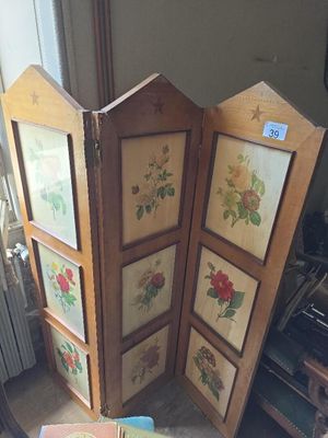 un paravent orné de motifs floraux