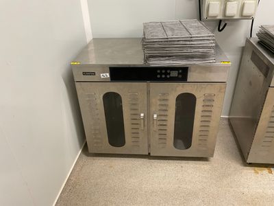 une pile de papiers posée sur une armoire métallique
