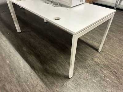 un bureau blanc sur lequel se trouve un ordinateur