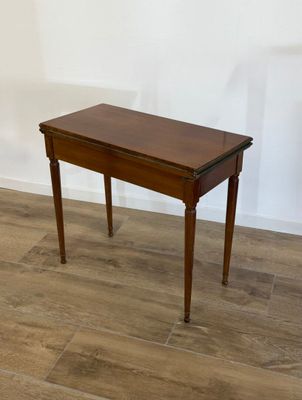 une photo d'une petite table en bois posée sur un parquet en bois dur