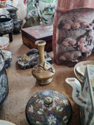 de nombreux vases différents sur la table de cette pièce