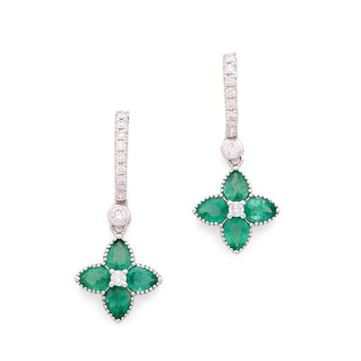 une paire de boucles d'oreilles en émeraude et diamant