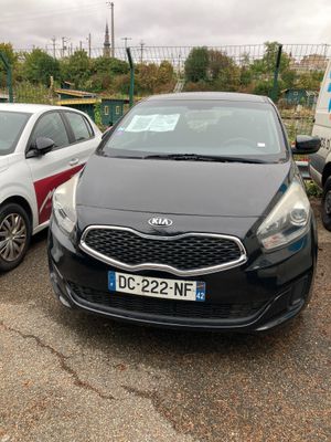 deux voitures garées l'une à côté de l'autre dans un parking