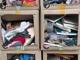 une pile de cartons empilés sur une palette
