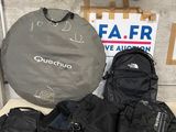 un grand nombre de sacs posés sur une table