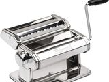 un gros plan d'une machine à pâtes sur fond blanc