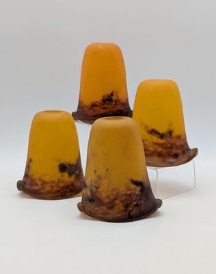 quatre morceaux de cire empilés les uns sur les autres sur une surface blanche