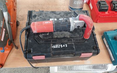 une photo d'une boîte à outils contenant des outils, posée sur une table