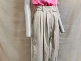 un pantalon gris avec des volants roses sur un mannequin, un mannequin, un mannequin, un mannequin, un mannequin, un mannequin, un mannequin, un mannequin, un mannequin