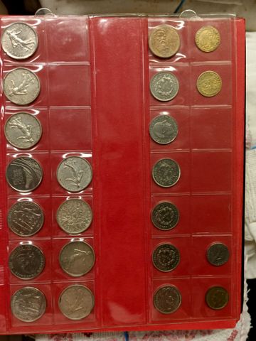 Classeur contenant : 60 pièces de monnaie en 5 francs Semeuse en 