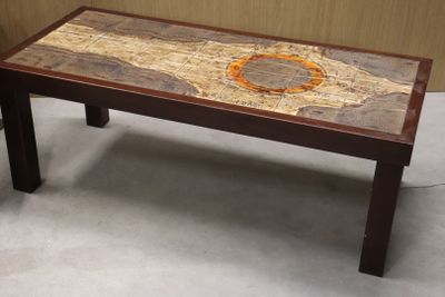 une table basse avec un plateau en marbre et un piètement en bois